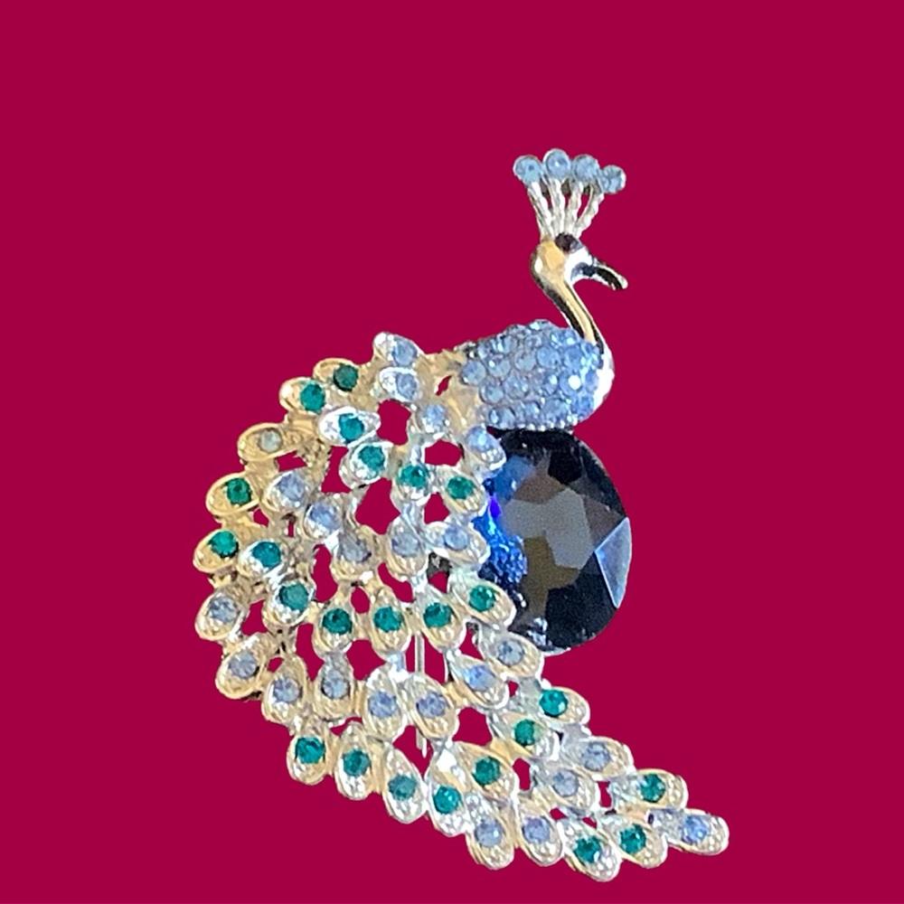 💥2/$24 or 3/$30💥 Elegant Peacock Brooch with Gold, Blue and Green Crystals. NWT
